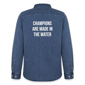 Les champions se font dans l’eau - Chemise en denim homme bio Stanley/Stella - bleu moyen délavé  - Dos - AI Model Male 185 light (185cm)