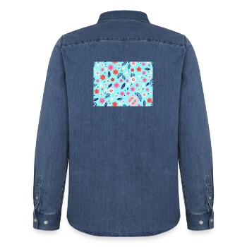 Motif floral avec des planches de surf sur bleu ciel - Chemise en denim homme bio Stanley/Stella - bleu moyen délavé  - Dos - AI Model Male 185 light (185cm)