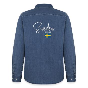 Hergestellt in Schweden, schwedische Wurzeln - Männer Jeanshemd Organic von Stanley/Stella - verwaschenes Mittelblau  - Hinten - AI Model Male 185 light (185cm)