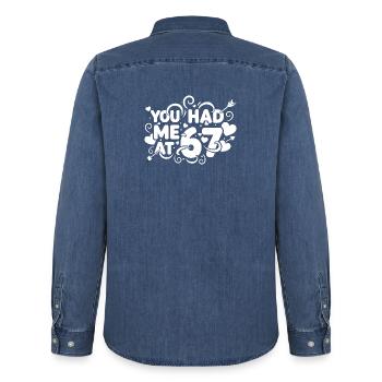 Tu m’as eu à 67 s’amuser, 67 chiffres la Saint-Valentin - Chemise en denim homme bio Stanley/Stella - bleu moyen délavé  - Dos - AI Model Male 185 light (185cm)