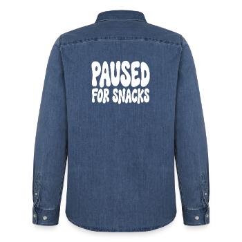 Pause pour des snacks, joueur qui dit de l’humour - Chemise en denim homme bio Stanley/Stella - bleu moyen délavé  - Dos - AI Model Male 185 light (185cm)