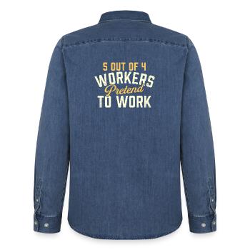 5 employés sur 4 font semblant de travailler avec humour - Chemise en denim homme bio Stanley/Stella - bleu moyen délavé  - Dos - AI Model Male 185 light (185cm)