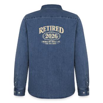 Pension 2026 – c’est ce à quoi je me prépare toute ma vie - Chemise en denim homme bio Stanley/Stella - bleu moyen délavé  - Dos - AI Model Male 185 light (185cm)