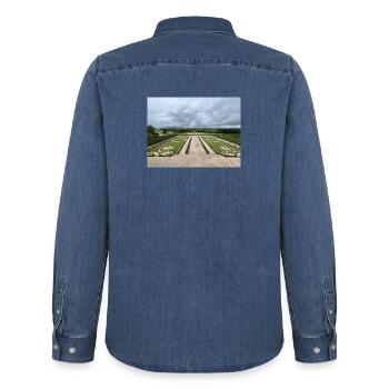 Jardin français du Château de Chambord - Chemise en denim homme bio Stanley/Stella - bleu moyen délavé  - Dos - AI Model Male 185 light (185cm)