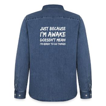 Wach, aber nicht bereit, Zitat-Tee - Männer Jeanshemd Organic von Stanley/Stella - verwaschenes Mittelblau  - Hinten - AI Model Male 185 light (185cm)