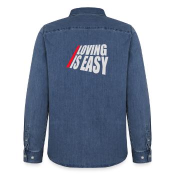 Loving Is Easy Inspirierend Romantisch Spruch Logo - Männer Jeanshemd Organic von Stanley/Stella - verwaschenes Mittelblau  - Hinten - AI Model Male 185 light (185cm)