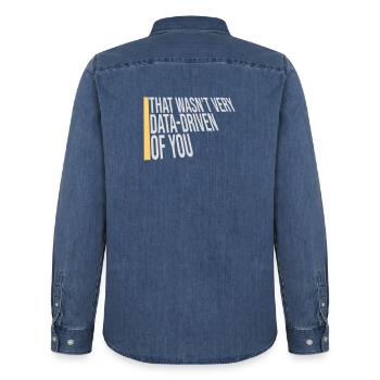 Ce n’était pas très axé sur les données de ta part, nerd drôle - Chemise en denim homme bio Stanley/Stella - bleu moyen délavé  - Dos - AI Model Male 185 light (185cm)