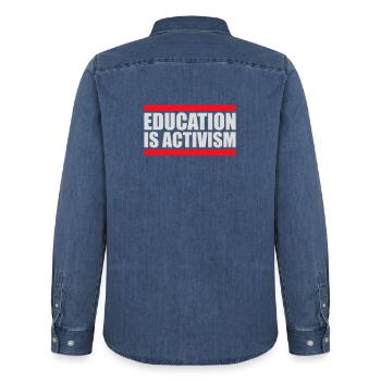 Education Is Activism Bildung Aktivismus Statement - Männer Jeanshemd Organic von Stanley/Stella - verwaschenes Mittelblau  - Hinten - AI Model Male 185 light (185cm)