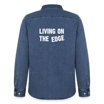 Living on the Edge Fette Typografie - Männer Jeanshemd Organic von Stanley/Stella - verwaschenes Mittelblau  - Hinten - AI Model Male 185 light (185cm)