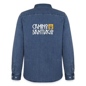 Camino de Santiago | Chemin de Saint-Jacques | Art Deco Typo - Chemise en denim homme bio Stanley/Stella - bleu moyen délavé  - Dos - AI Model Male 185 light (185cm)