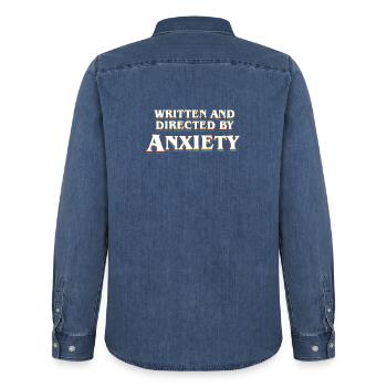 Anxiété Réfléchissante Écrit et réalisé par Anxiet - Chemise en denim homme bio Stanley/Stella - bleu moyen délavé  - Dos - AI Model Male 185 light (185cm)