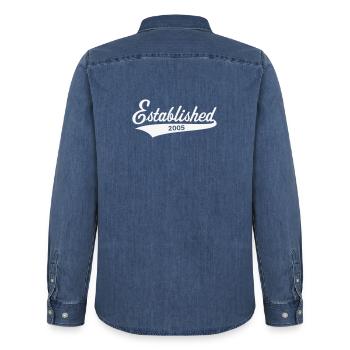 Créé en 2005 (année de naissance, anniversaire / Blanc) - Chemise en denim homme bio Stanley/Stella - bleu moyen délavé  - Dos - AI Model Male 185 light (185cm)