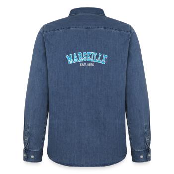 Marseille fondée en 1976 - Chemise en denim homme bio Stanley/Stella - bleu moyen délavé  - Dos - AI Model Male 185 light (185cm)
