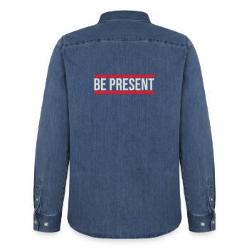Soyez présent en ce moment, ici et maintenant Texte de citation - Chemise en denim homme bio Stanley/Stella - bleu moyen délavé  - Dos - AI Model Male 185 light (185cm)