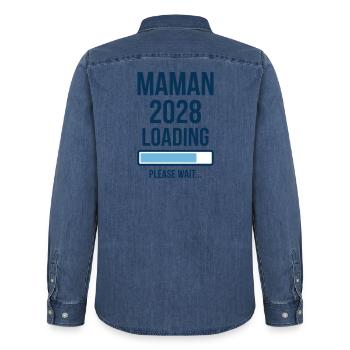 Annonce Grossesse Maman 2028 Loading - Chemise en denim homme bio Stanley/Stella - bleu moyen délavé  - Dos - AI Model Male 185 light (185cm)