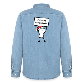Heute wird nachgeschenkt. | Weihnachtshumor - Männer Jeanshemd Organic von Stanley/Stella - verwaschenes Hellblau - Hinten - AI Model Male 185 light (185cm)