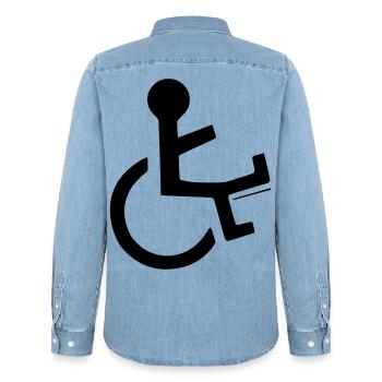 Utilisateur d’un fauteuil roulant avec une jambe cassée # - Chemise en denim homme bio Stanley/Stella - bleu clair délavé - Dos - AI Model Male 185 light (185cm)