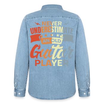 Never Underestimate An Old Guitar Player - Männer Jeanshemd Organic von Stanley/Stella - verwaschenes Hellblau - Hinten - AI Model Male 185 light (185cm)