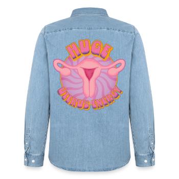 Énorme énergie utérine – Puissance et autonomisation - Chemise en denim homme bio Stanley/Stella - bleu clair délavé - Dos - AI Model Male 185 light (185cm)