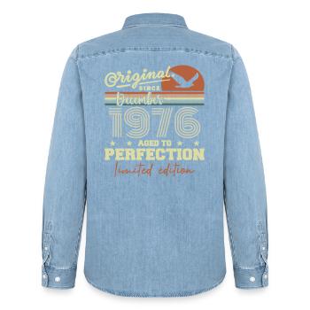49. Geburtstag | Original Dezember 1976 - Männer Jeanshemd Organic von Stanley/Stella - verwaschenes Hellblau - Hinten - AI Model Male 185 light (185cm)