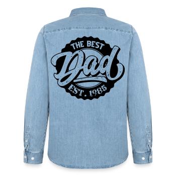 The Best Dad EST 1985 - Männer Jeanshemd Organic von Stanley/Stella - verwaschenes Hellblau - Hinten - AI Model Male 185 light (185cm)