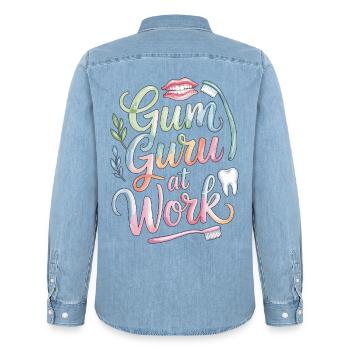 Periodontist Gum Guru At Work Dental Health Care - Männer Jeanshemd Organic von Stanley/Stella - verwaschenes Hellblau - Hinten - AI Model Male 185 light (185cm)