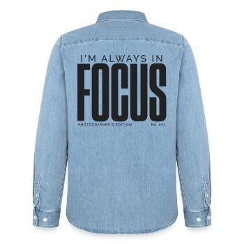 Je suis toujours dans le focus | Édition du photographe - Chemise en denim homme bio Stanley/Stella - bleu clair délavé - Dos - AI Model Male 185 light (185cm)