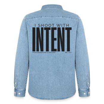 Je tire avec intention | Édition du photographe - Chemise en denim homme bio Stanley/Stella - bleu clair délavé - Dos - AI Model Male 185 light (185cm)