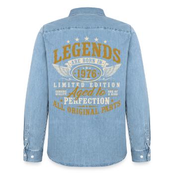Cadeau d’anniversaire vintage Born 1976 - Chemise en denim homme bio Stanley/Stella - bleu clair délavé - Dos - AI Model Male 185 light (185cm)