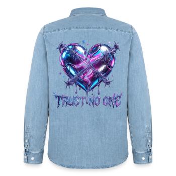 Trust No One - Y2K Liquid Chrome Barbed Wire Broke - Männer Jeanshemd Organic von Stanley/Stella - verwaschenes Hellblau - Hinten - AI Model Male 185 light (185cm)