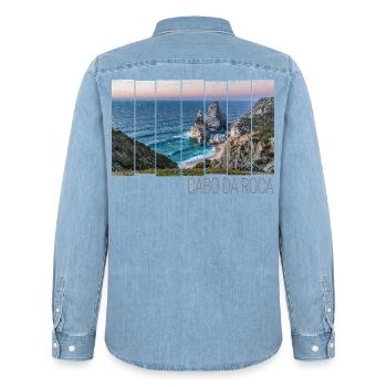Cabo da Roca in Portugal mit Praia da Ursa Strand - Männer Jeanshemd Organic von Stanley/Stella - verwaschenes Hellblau - Hinten - AI Model Male 185 light (185cm)