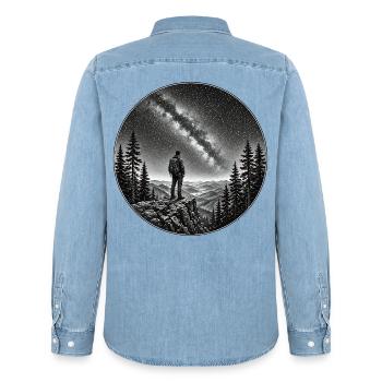 Nachtwanderer unter Milchstraße - Männer Jeanshemd Organic von Stanley/Stella - verwaschenes Hellblau - Hinten - AI Model Male 185 light (185cm)