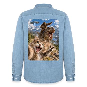 Lustiges Katze Selfie mit Bigfoot, T-Rex, UFO - Männer Jeanshemd Organic von Stanley/Stella - verwaschenes Hellblau - Hinten - AI Model Male 185 light (185cm)