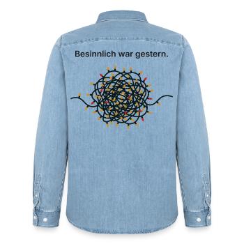 Besinnlich war gestern - Lichterkette Weihnachten  - Männer Jeanshemd Organic von Stanley/Stella - verwaschenes Hellblau - Hinten - AI Model Male 185 light (185cm)