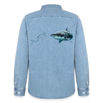 Scuba Diver Booping a Great White Shark  - Männer Jeanshemd Organic von Stanley/Stella - verwaschenes Hellblau - Hinten - AI Model Male 185 light (185cm)