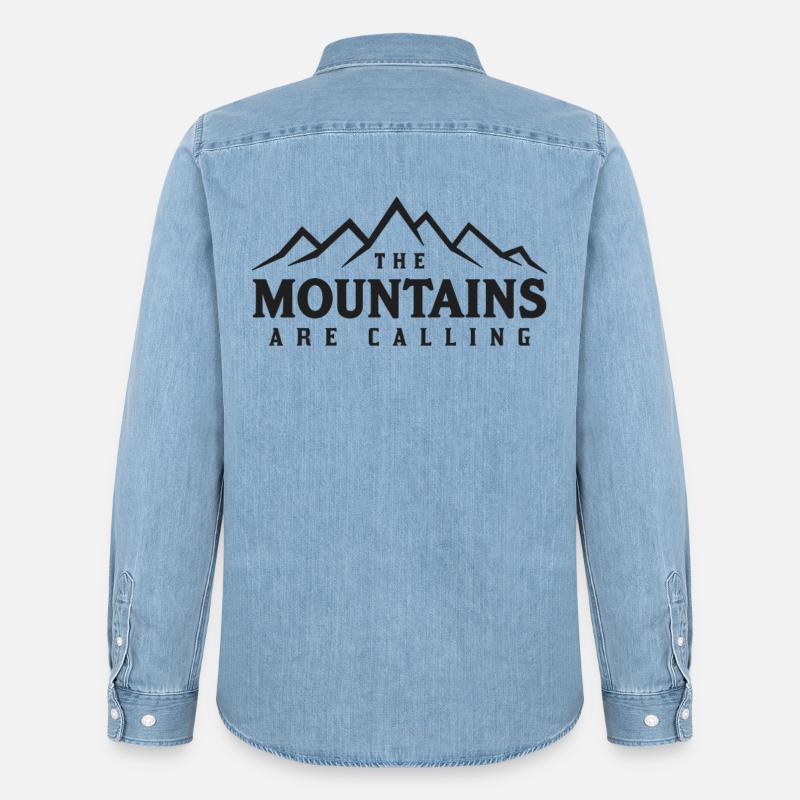 THE MOUNTAINS ARE CALLING Spruch Statement - Männer Jeanshemd Organic von Stanley/Stella - verwaschenes Hellblau