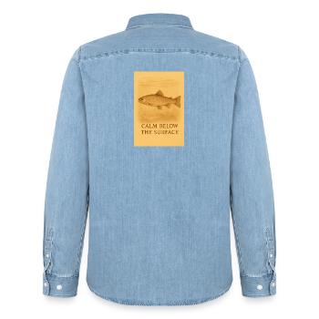 Empreinte de truite calme sous la surface - Chemise en denim homme bio Stanley/Stella - bleu clair délavé - Dos - AI Model Male 185 light (185cm)
