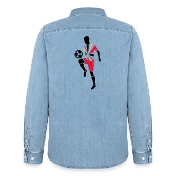 Fußballspieler mit Fußball - Männer Jeanshemd Organic von Stanley/Stella - verwaschenes Hellblau - Hinten - AI Model Male 185 light (185cm)