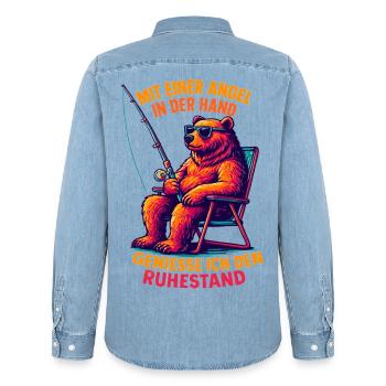 Angler Ruhestand: Cooler Bär mit Sonnenbrille - Männer Jeanshemd Organic von Stanley/Stella - verwaschenes Hellblau - Hinten - AI Model Male 185 light (185cm)