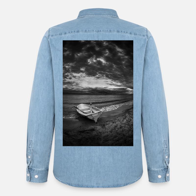 Ein Boot an einem dunklen Ufer - Männer Jeanshemd Organic von Stanley/Stella - verwaschenes Hellblau