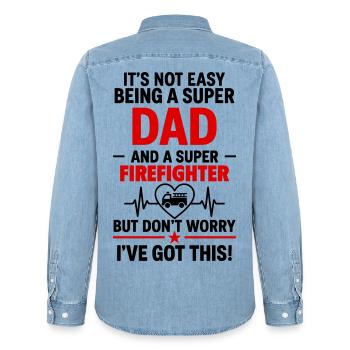 Cœur + Brigade des pompiers – Super Papa Pompier - Chemise en denim homme bio Stanley/Stella - bleu clair délavé - Dos - AI Model Male 185 light (185cm)