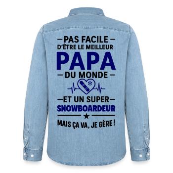 Cœur + Snowboard – Super Papa Snowboardeur - Chemise en denim homme bio Stanley/Stella - bleu clair délavé - Dos - AI Model Male 185 light (185cm)