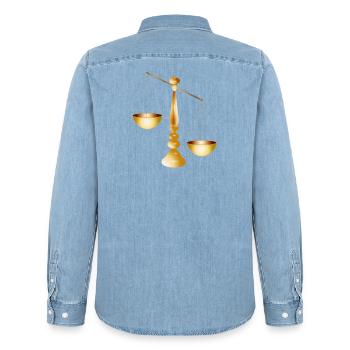 zwei Waagschalen an einem Balken mit Standfuß - Männer Jeanshemd Organic von Stanley/Stella - verwaschenes Hellblau - Hinten - AI Model Male 185 light (185cm)