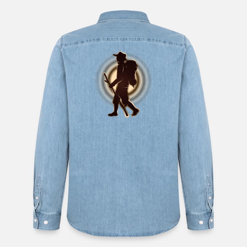 Pilger oder Wanderer mit Wanderstab & Rucksack - Männer Jeanshemd Organic von Stanley/Stella - verwaschenes Hellblau