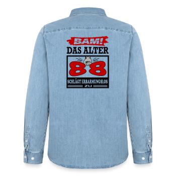 Geburtstag 88 Bam Boom Bombe Das Alter schlägt zu - Männer Jeanshemd Organic von Stanley/Stella - verwaschenes Hellblau - Hinten - AI Model Male 185 light (185cm)