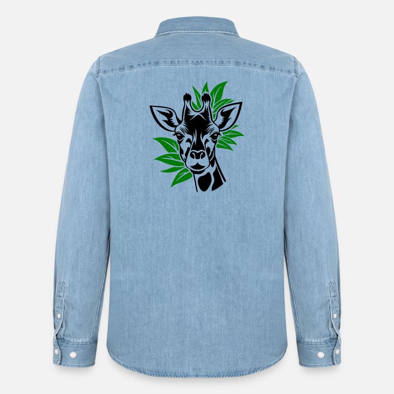 Giraffe mit Blätter im Hintergrund - Männer Jeanshemd Organic von Stanley/Stella - verwaschenes Hellblau