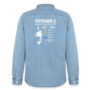 Le vaisseau spatial Voyager 2 quitte la tournée du système solaire - Chemise en denim homme bio Stanley/Stella - bleu clair délavé - Dos - AI Model Male 185 light (185cm)