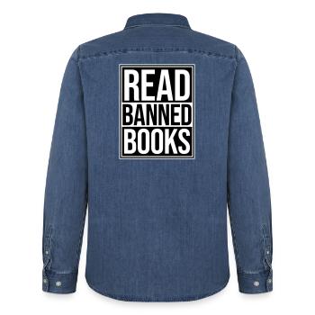 Lire des livres interdits Verbotene Bücher Lesen Freiheit - Chemise en denim homme bio Stanley/Stella - bleu moyen délavé  - Dos - AI Model Male 185 light (185cm)