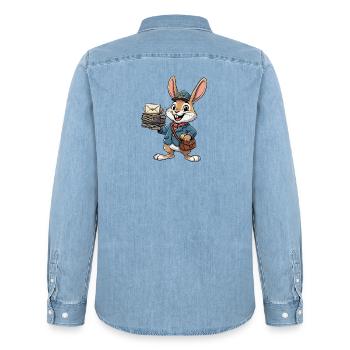Rabbit en facteur avec une pile de lettres - Chemise en denim homme bio Stanley/Stella - bleu clair délavé - Dos - AI Model Male 185 light (185cm)