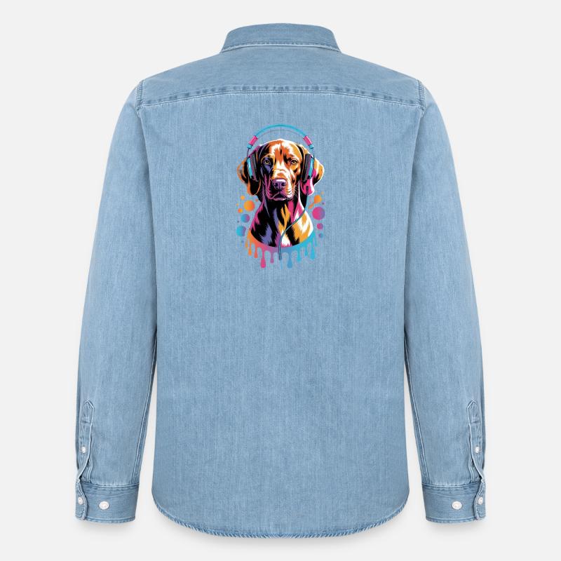 Viszla mit Kopfhörer - Männer Jeanshemd Organic von Stanley/Stella - verwaschenes Hellblau